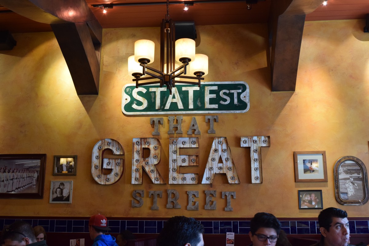 Pizzaria z deep dish pizzą